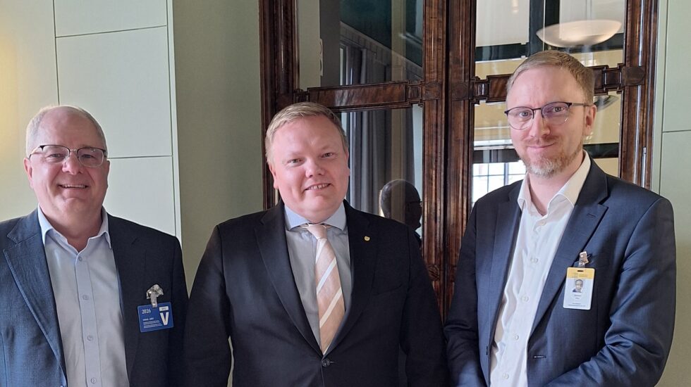 Mika Hokkanen, Antti Kurvinen ja Simon Elo eduskuntatalossa.