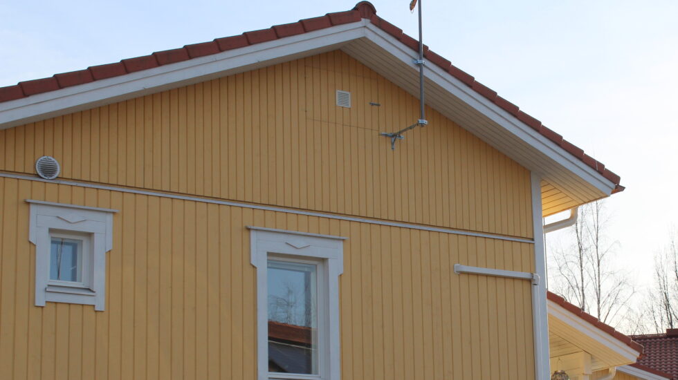Keltaisen omakotitalon seinää.